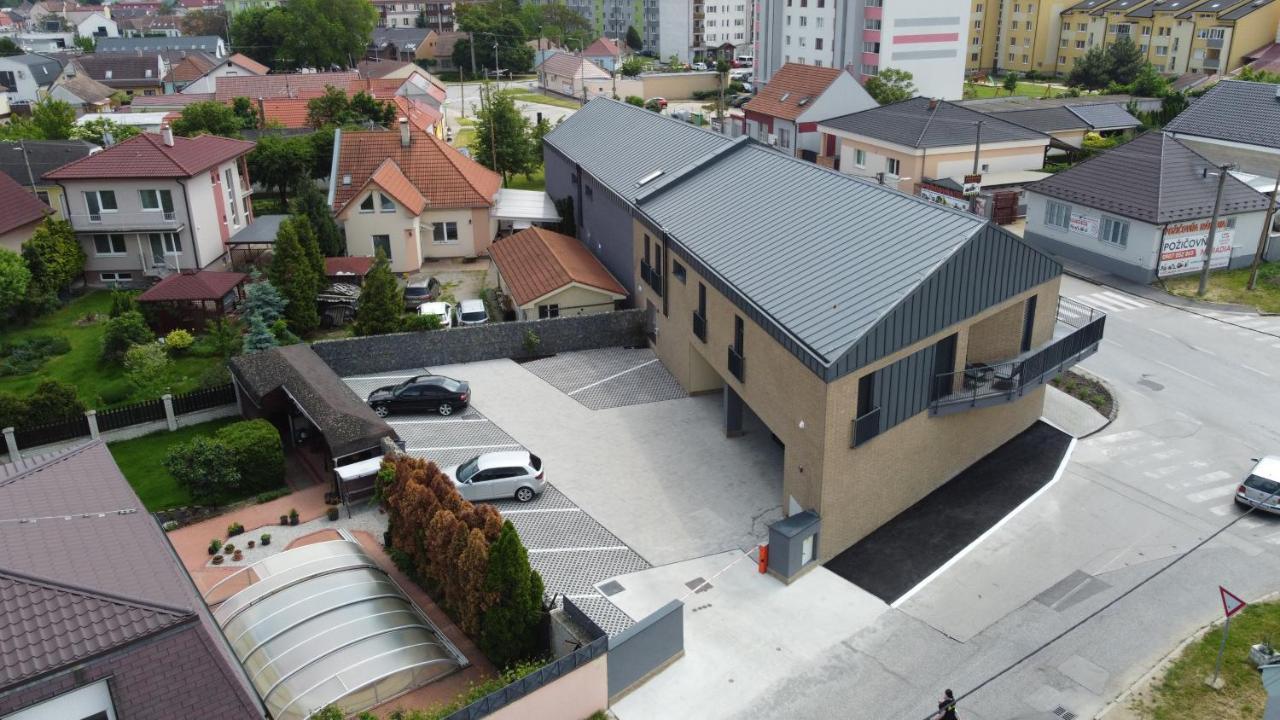 Project Ik Luxury Apartments Sered' Luaran gambar